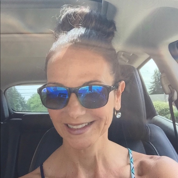 Meet your Posher, Christy - Picture 2 of 3